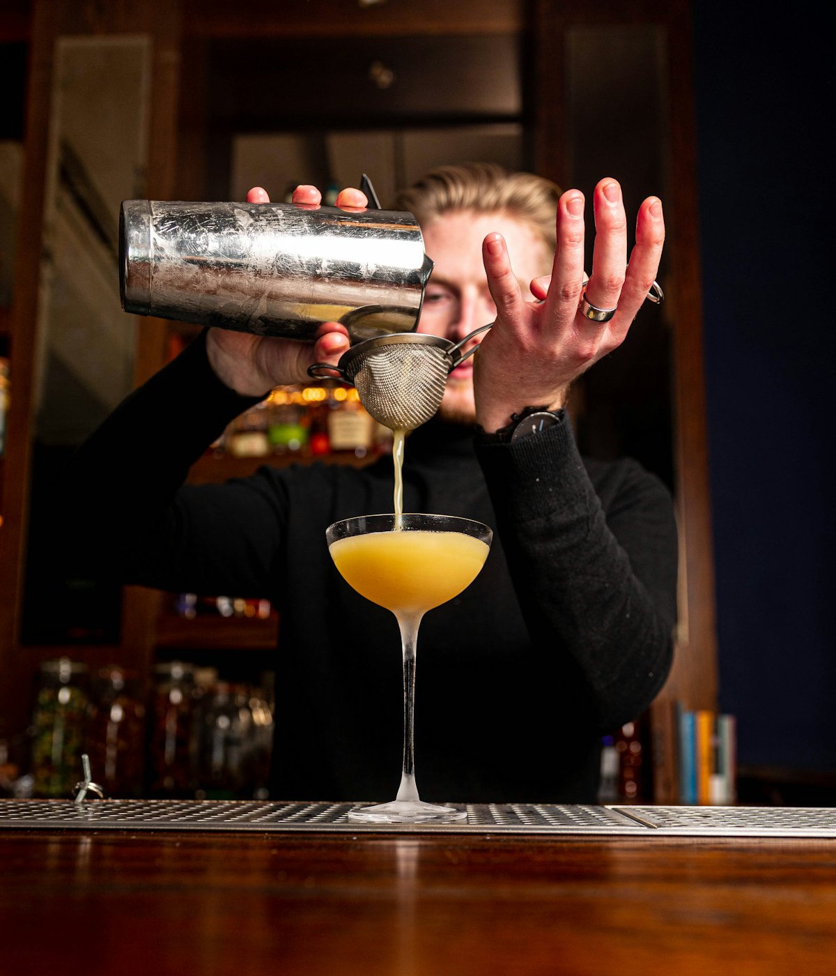 Bartender preparando um coquetel no balcão