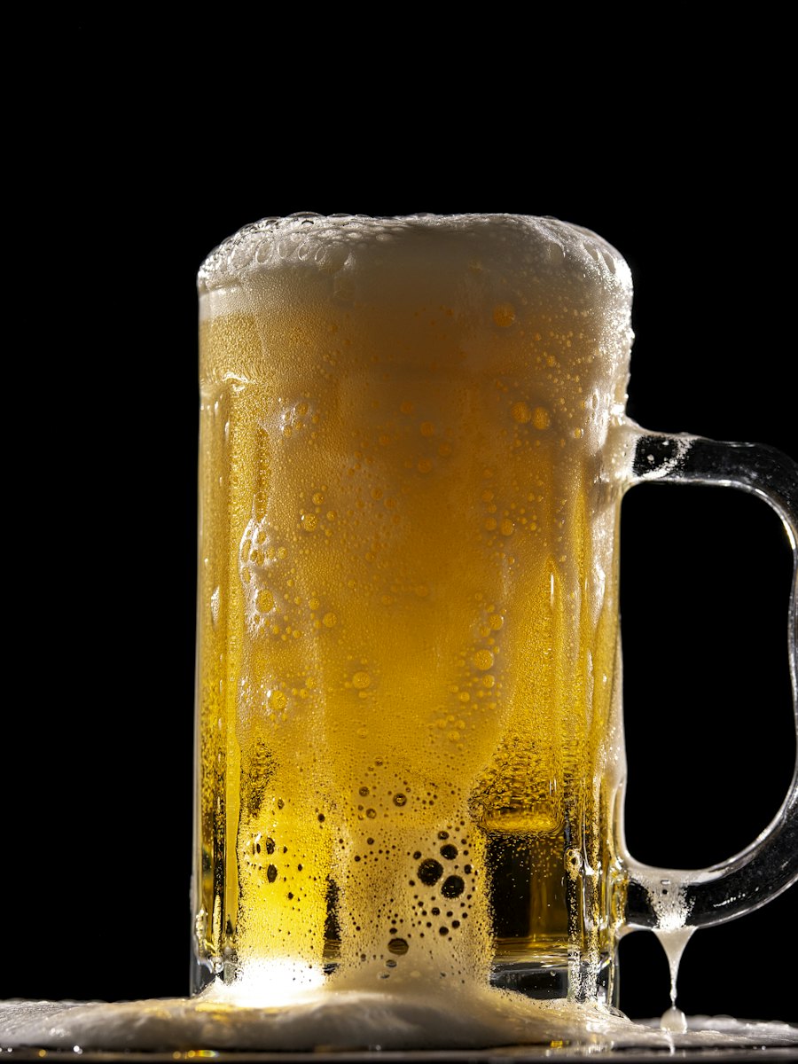 Caneca de cerveja gelada com colarinho