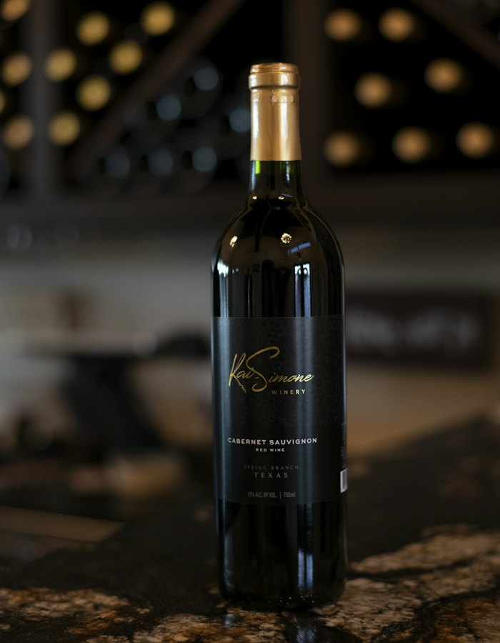 Garrafa de vinho tinto em ambiente escuro