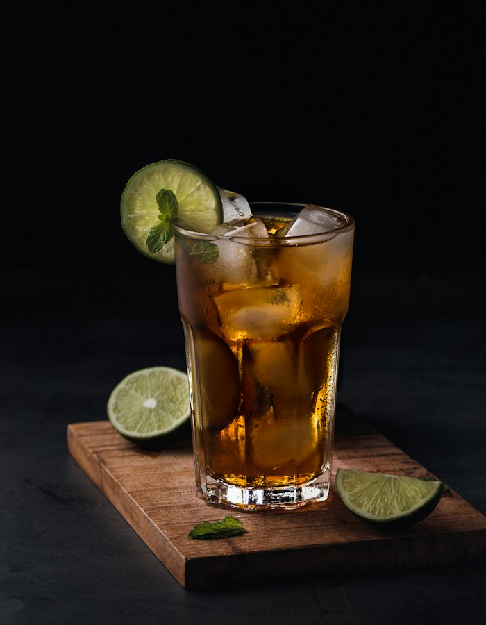 Copo de whisky com gelo e limão